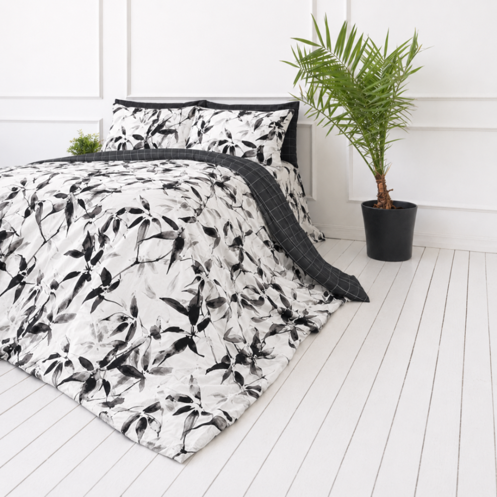 Sateen Bedding Set „Smoky Petals“. Bedding sets 155x200, 140x200 cm, 150x200 cm, 160x200 cm, 180x200 cm, 200x200 cm, 200x220 cm. Bedding set featuring artistic leaf motif on a white background.