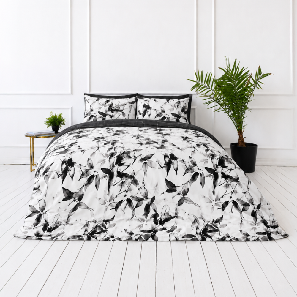 Sateen Bedding Set „Smoky Petals“. Bedding sets 155x200, 140x200 cm, 150x200 cm, 160x200 cm, 180x200 cm, 200x200 cm, 200x220 cm. Modernes bettwäsche-set mit grau-schwarzem pflanzenmuster.