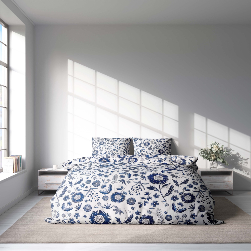 Sateen Bedding Set „Skyward“. Bedding sets with plants, 200x200 cm, 200x220 cm. Serene white bedding with abundant blue floral motifs, evoking a peaceful garden atmosphere