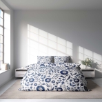 Sateen Bedding Set „Skyward“. Bedding sets with plants, 200x200 cm, 200x220 cm. Serene white bedding with abundant blue floral motifs, evoking a peaceful garden atmosphere