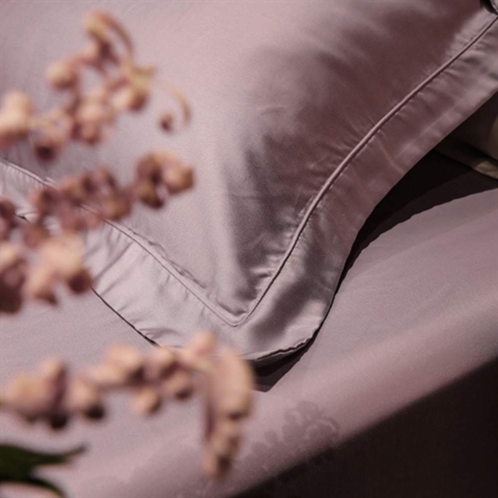 Tencel Bedding Set „Violette“. Lyocell bedding sets, 200x230 cm. Elegant and subtle lavender lyocell bedding set.