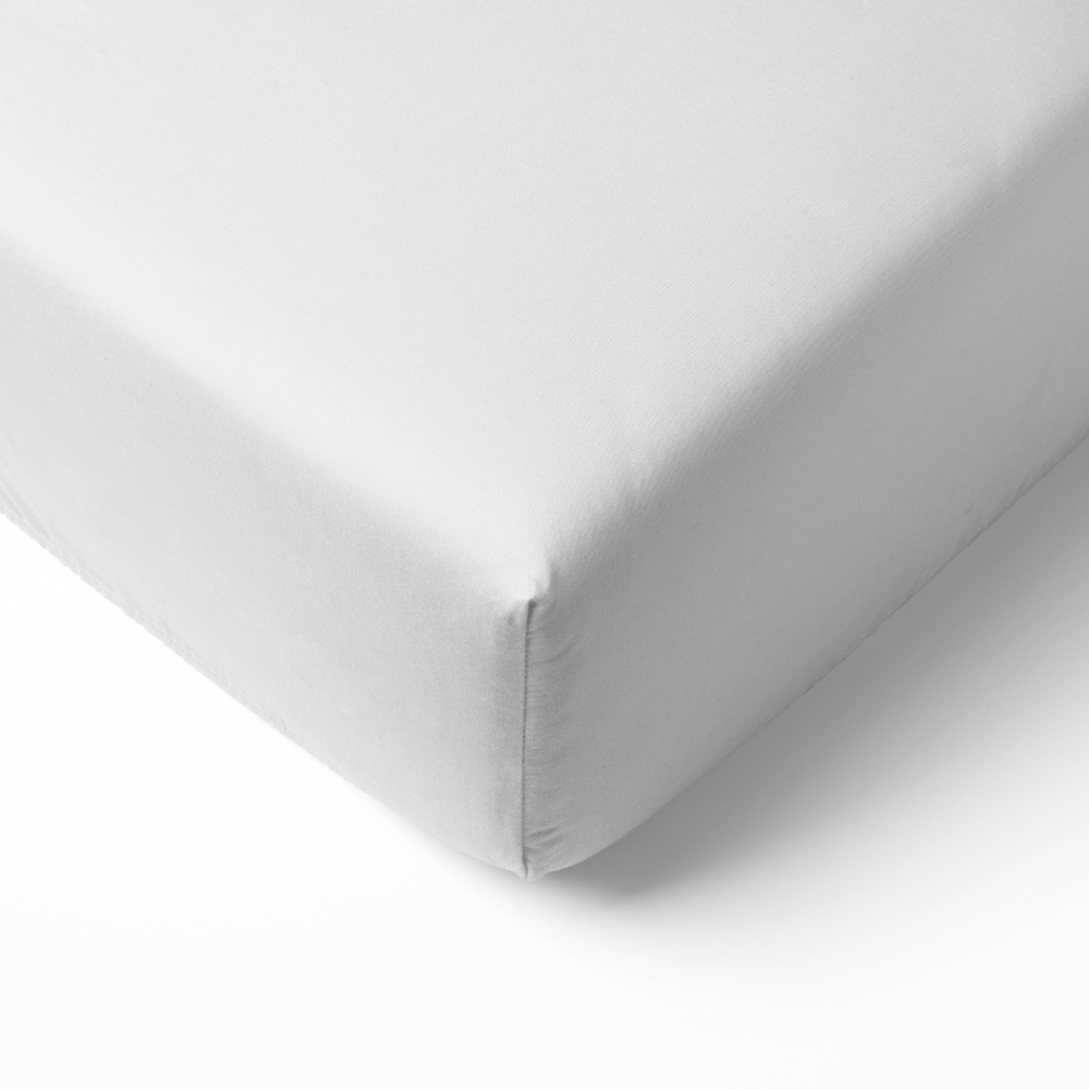 Jersey fitted sheet “White”. Fitted sheets 180x200, 90x200 cm, 140x200 cm, 160x200 cm, 180x200 cm, 200x220 cm. White fitted sheet offering comfort and a fresh look.