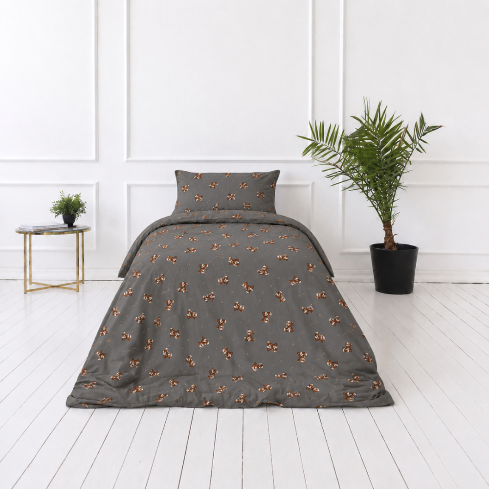 Children’s Bedding Set „Bear“. Bedding sets 155x200, 100x140 cm, 140x200 cm, 150x200 cm, 160x200 cm. Dark grey-brown bedding set with repeating teddy bears Children’s Bedding Set „Bear“. Bedding sets 155x200, 100x140 cm, 140x200 cm, 150x200 cm, 160x200 cm. Dark grey-brown bedding set with repeating teddy bears