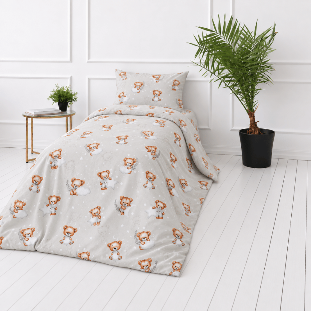 Children’s Bedding Set „Bear“. Bedding sets 155x200, 100x140 cm, 140x200 cm, 150x200 cm, 160x200 cm. Light grey bedding with teddy bear illustrations and a small white star pattern.