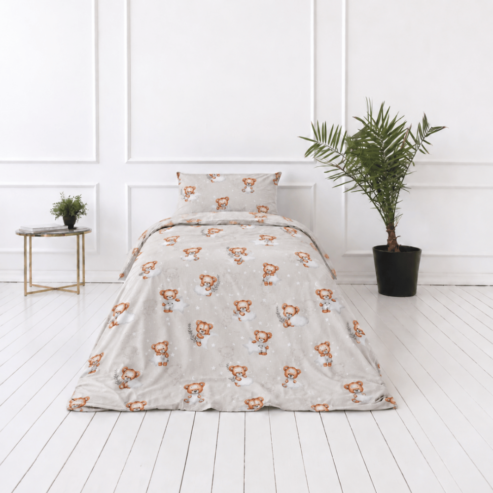 Children’s Bedding Set „Bear“. Bedding sets 155x200, 100x140 cm, 140x200 cm, 150x200 cm, 160x200 cm. Duvet cover and pillowcase with brown teddy bears and faint bear outlines on a grey background.
