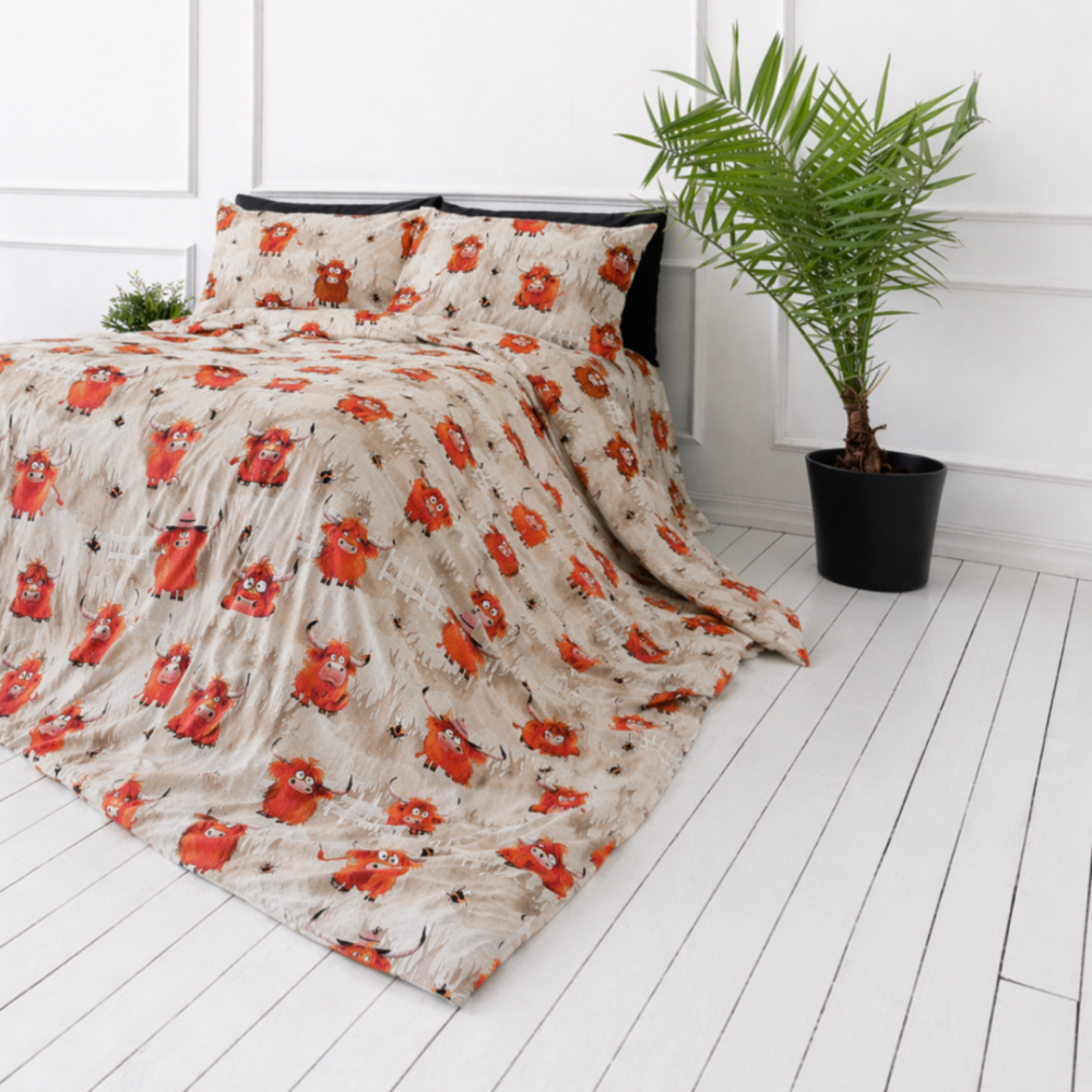 Children’s Bedding Set „Safari Bulls”. Bedding sets 155x200, 100x140 cm, 140x200 cm, 150x200 cm, 160x200 cm. Children’s bedding set with orange highland cows on a sandy background.