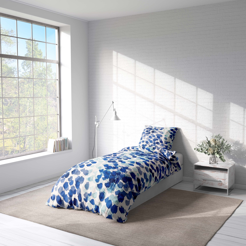 Single bedding set „Ambiance“. Bedding sets 135x200, 140x200 cm. White bedding set adorned with numerous blue dotted patterns, offering a fresh and colorful look for your bedroom.