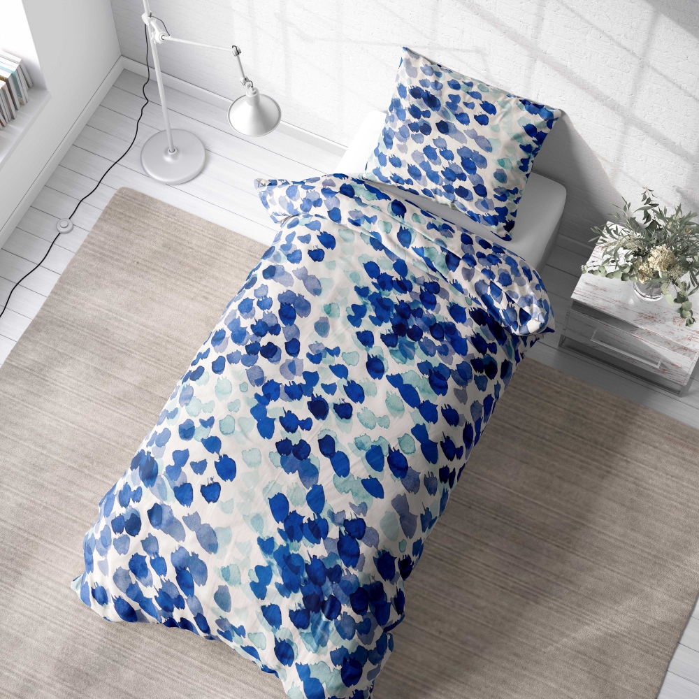 Single bedding set „Ambiance“. Bedding sets 135x200, 140x200 cm. Stylish bedding set in white with an array of blue dotted painting patterns, perfect for a lively and modern bedroom decor.