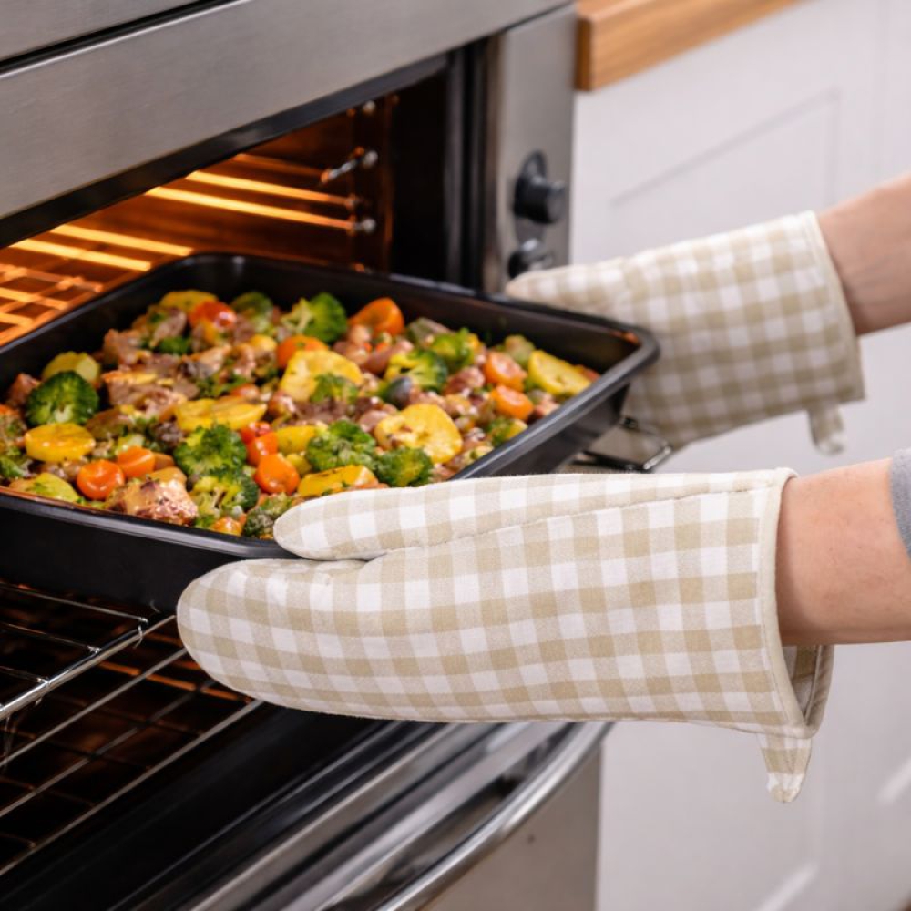Oven mitts „Dusty Gingham glove“. Oven gloves. Heat-resistant kitchen oven glove with beige checkered design