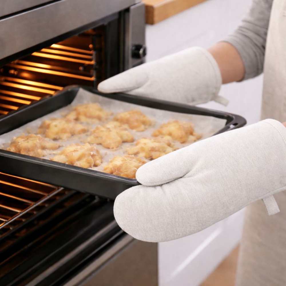Oven mitts „Stone Weave glove“. Oven gloves. Heat-resistant cotton oven glove in solid beige color