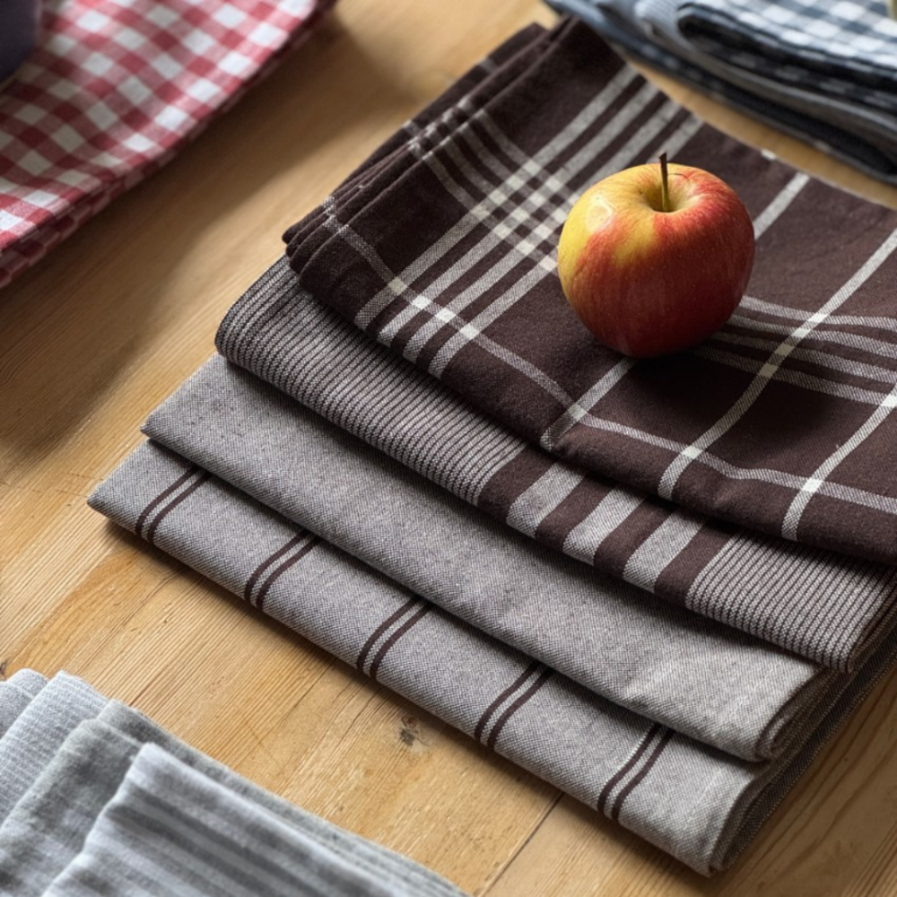 Kitchen Towel „Urban Kitchen Towel“. Kitchen towels. Kitchen towel with grey base and decorative brown lines Kitchen Towel „Urban Kitchen Towel“. Kitchen towels. Kitchen towel with grey base and decorative brown lines