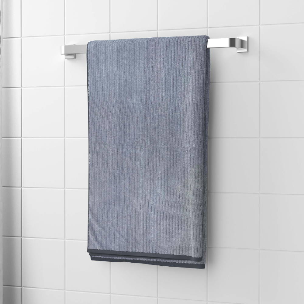 Bath towel “Grey Streaks”, 70x140 cm. Modern light grey towel featuring elegant streaks.