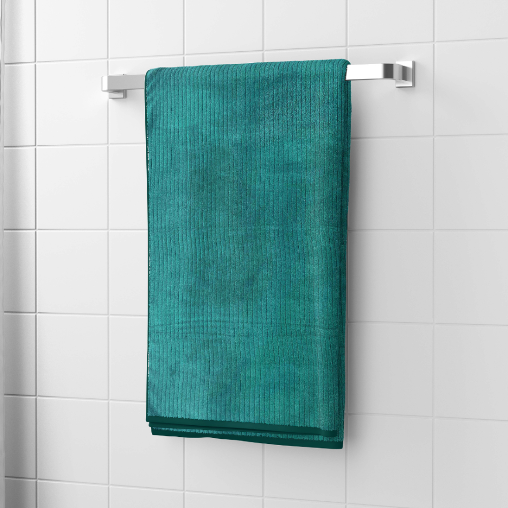 Bath towel “Pond Streaks”, 70x140 cm. Stylish greenish towel featuring streaks design for sophistication.
